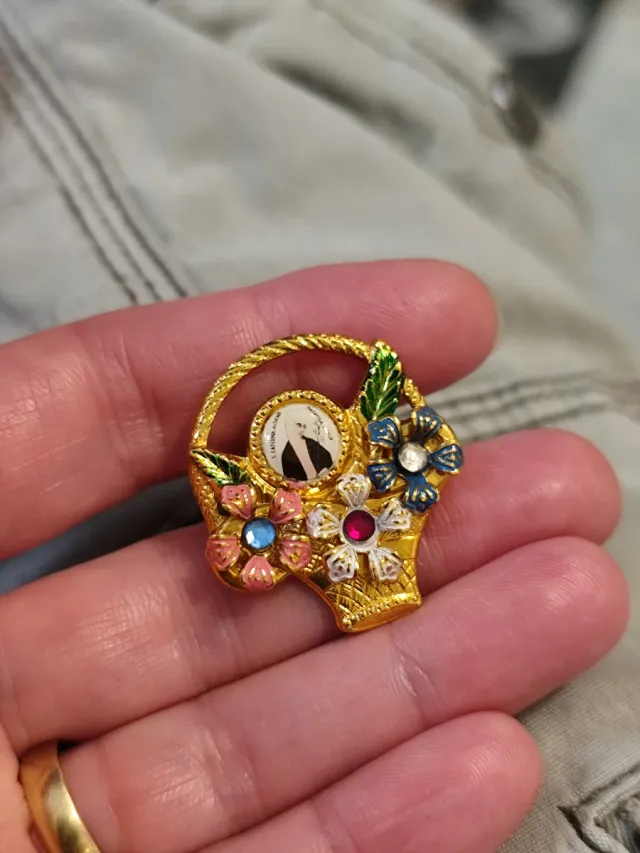 Spilla Santa Caterina da Siena con cesto e fiori 