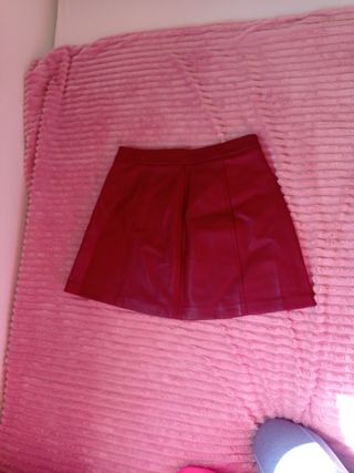 Falda corta efecto piel Bershka roja