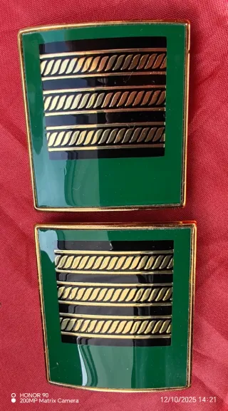 Cimeli Militari con Finiture Oro e Verdi
