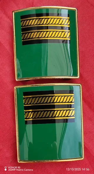 Cimeli Militari con Finiture Oro e Verdi