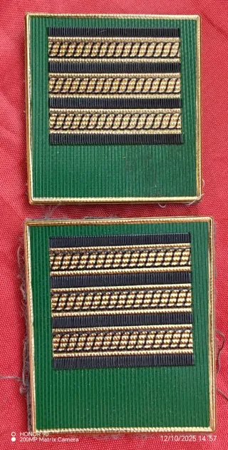 Cimeli Militari con Finiture Oro e Verdi