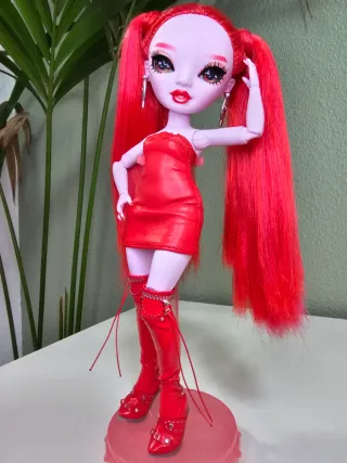 Rainbow High Rosie Redwood Muñeca