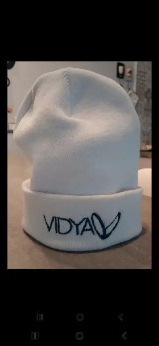 Cappello invernale bianco con logo