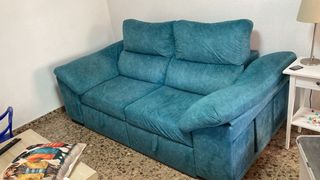 Sofá cama extensible verde.