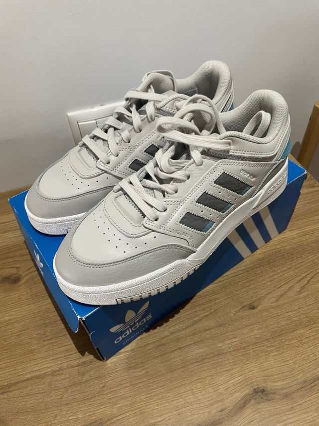 Zapatillas Adidas Blancas y Grises