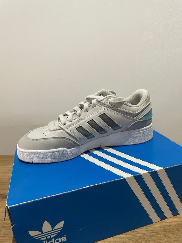 Zapatillas Adidas Blancas y Grises