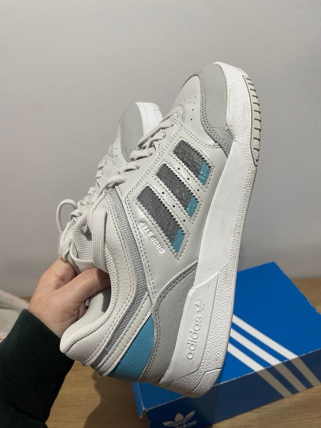 Zapatillas Adidas Blancas y Grises