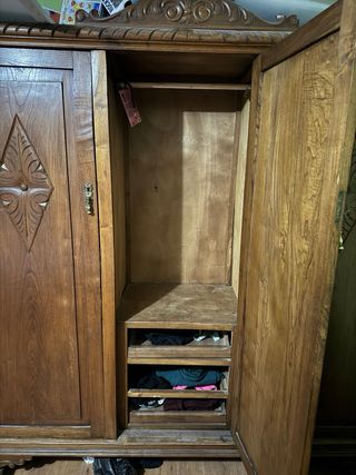 Armario de madera maciza con puertas talladas