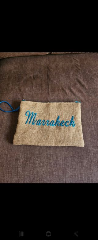 Bolso de mano beige y azul
