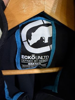 Chaqueta deportiva negra y azul