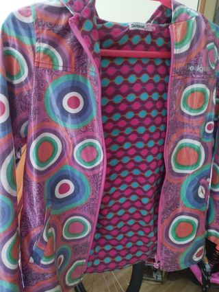 Chubasquero talla 9 - 10  de niña marca Desigual