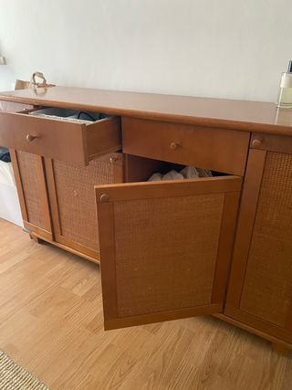 Cómoda de madera con ratán