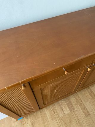 Cómoda de madera con ratán