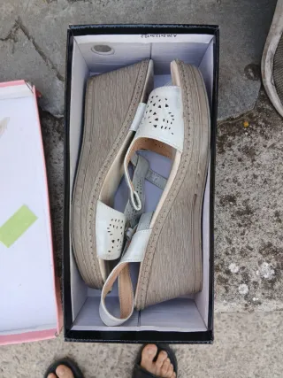 Sandalias cuña beige y plateadas mujer