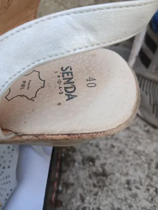 Sandalias cuña beige y plateadas mujer
