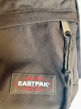 Mochila Eastpak Negra, tipo bandolera.