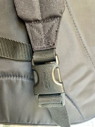 Mochila Eastpak Negra, tipo bandolera.