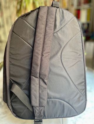 Mochila Eastpak Negra, tipo bandolera.