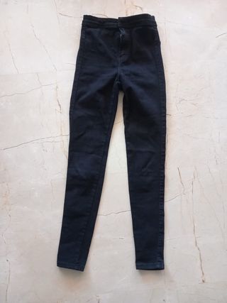 Pantalón pitillo Bershka negro