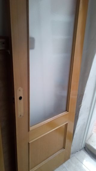 Puerta de madera con cristal