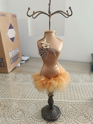 Figura joyero maniquí con plumas