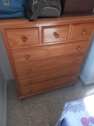 Cómoda de madera con cajones