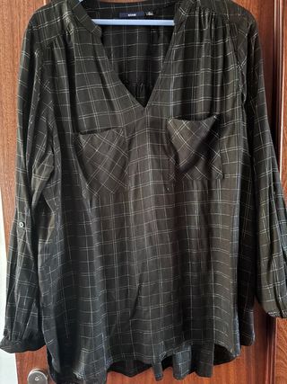 Blusa KIABI negra con rayas plateadas