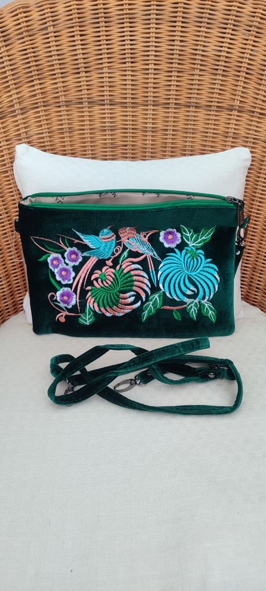 Bolso de terciopelo verde bordado