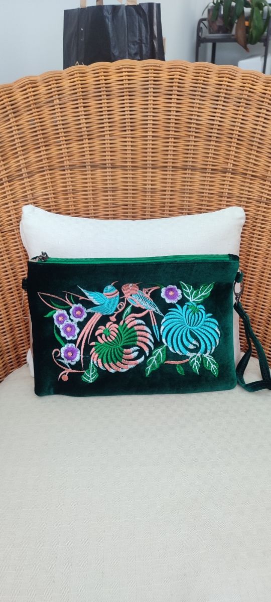 Bolso de terciopelo verde bordado
