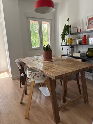 ¡urge! Mesa de comedor de madera rústica Hannun