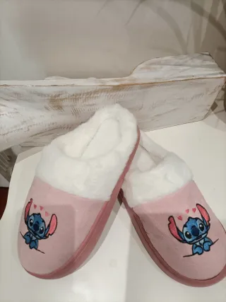 Pantuflas rosas con Stitch