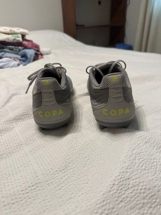 Botas de fútbol Adidas grises. TALLA 42.5