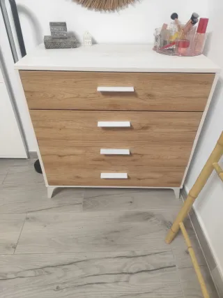 Cómoda blanca y madera
