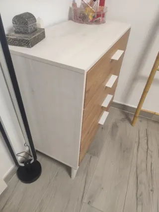 Cómoda blanca y madera