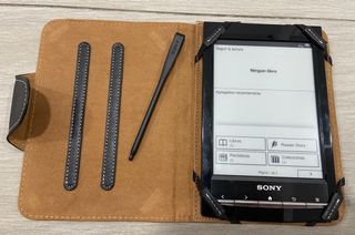 Reader Sony PRS-T1 con funda y lápiz