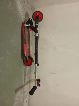 Patinete plegable rojo y negro