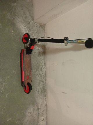 Patinete plegable rojo y negro
