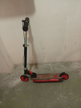 Patinete plegable rojo y negro