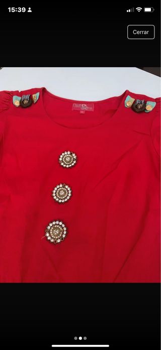 Vestido rojo con botones joya