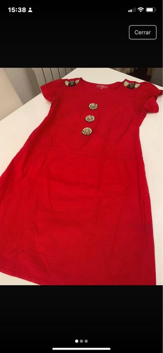 Vestido rojo con botones joya