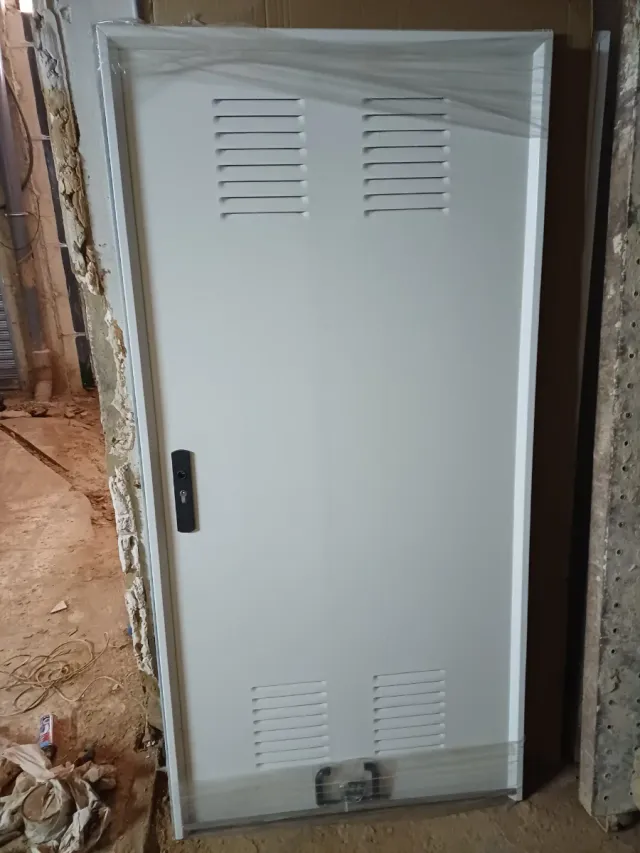 Puerta de trastero metálica