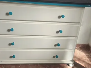 Cómoda blanca y azul de madera