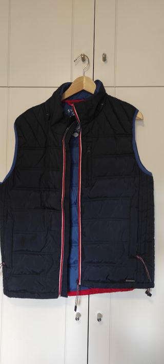 Chaleco impermeable azul marino con detalles rojos