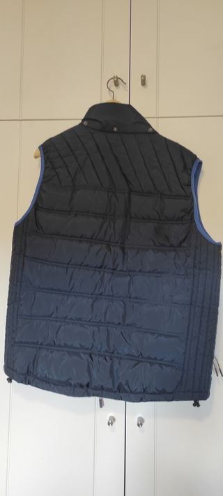 Chaleco impermeable azul marino con detalles rojos