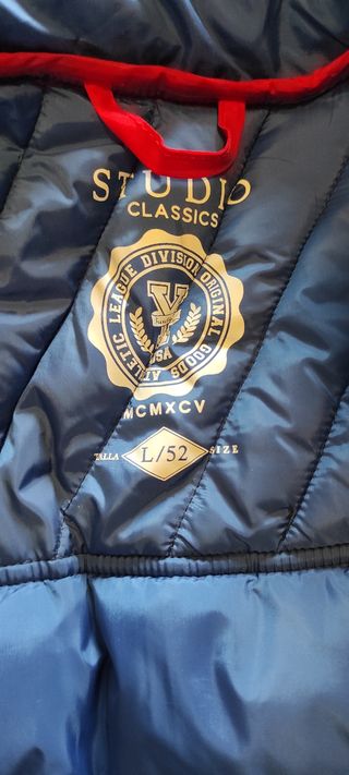 Chaleco impermeable azul marino con detalles rojos