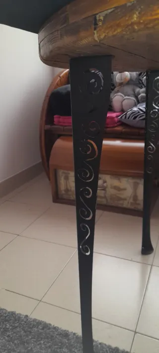 Mesa de madera con patas metálicas