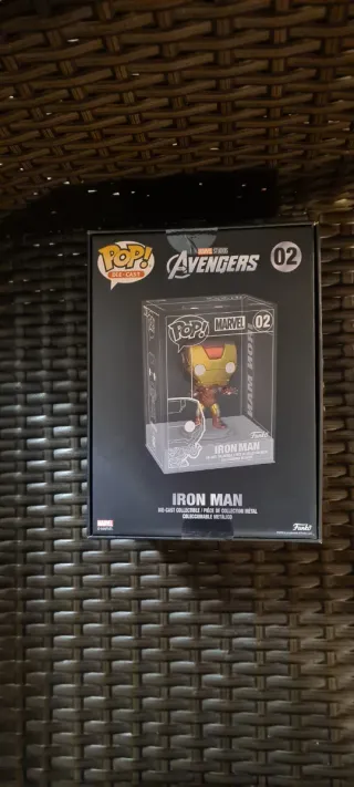 Funko Pop Iron Man Die Cast 02 y Pin Marvel 01