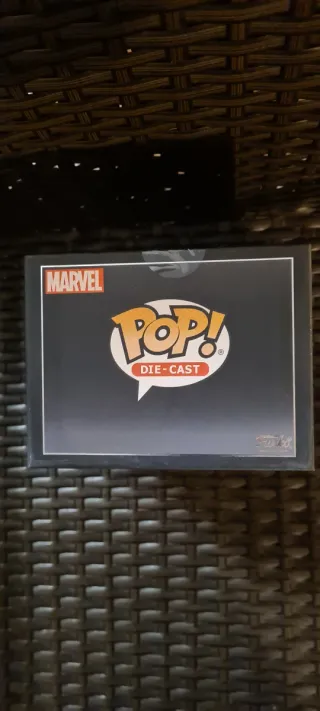Funko Pop Iron Man Die Cast 02 y Pin Marvel 01