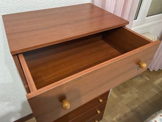 Cómoda de madera marrón