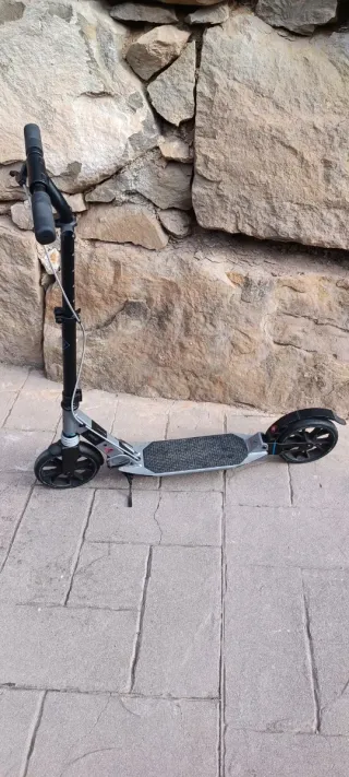 Patinete gris y negro